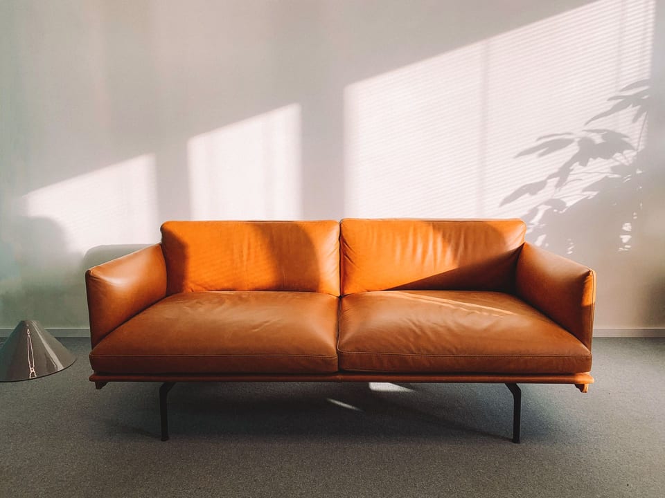 Диван «Фьорд» — ореховый каркас, коньячная кожа, музейный свет